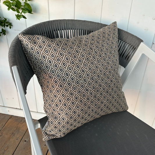 Kissen Sunbrella Komo von chillisy in Naturtönen mit Boho Style Muster in verschiedenen Größen erhältlich.