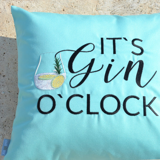 Kissen IT'S GIN O'CLOCK 45x45 Mint
Verwendung: Indoor, Outdoor & Yacht
Mint farbenes Kissen bestickt mit dem Motiv IT‘S GIN O‘CLOCK. Die Kissenform ist quadratisch und misst 45x45 cm.