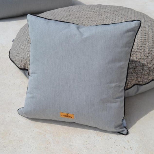 Kissen Sunbrella Komo Raffia Grau Melange Für die Verwendung: Indoor und Outdoor Bohemian Style Kissen für den Außen- und Innenbereich in der natürlichen Farbkombination Beige, Taupe, Weiß, Schwarz und Grau Melange.