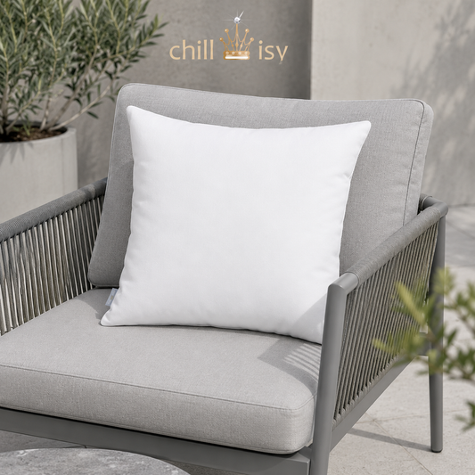 Weißes Outdoor Kissen von chillisy® – wetterfestes Premium Gartenkissen aus hochwertigem Outdoor-Stoff, UV-beständig, wasserabweisend und Made in Germany.