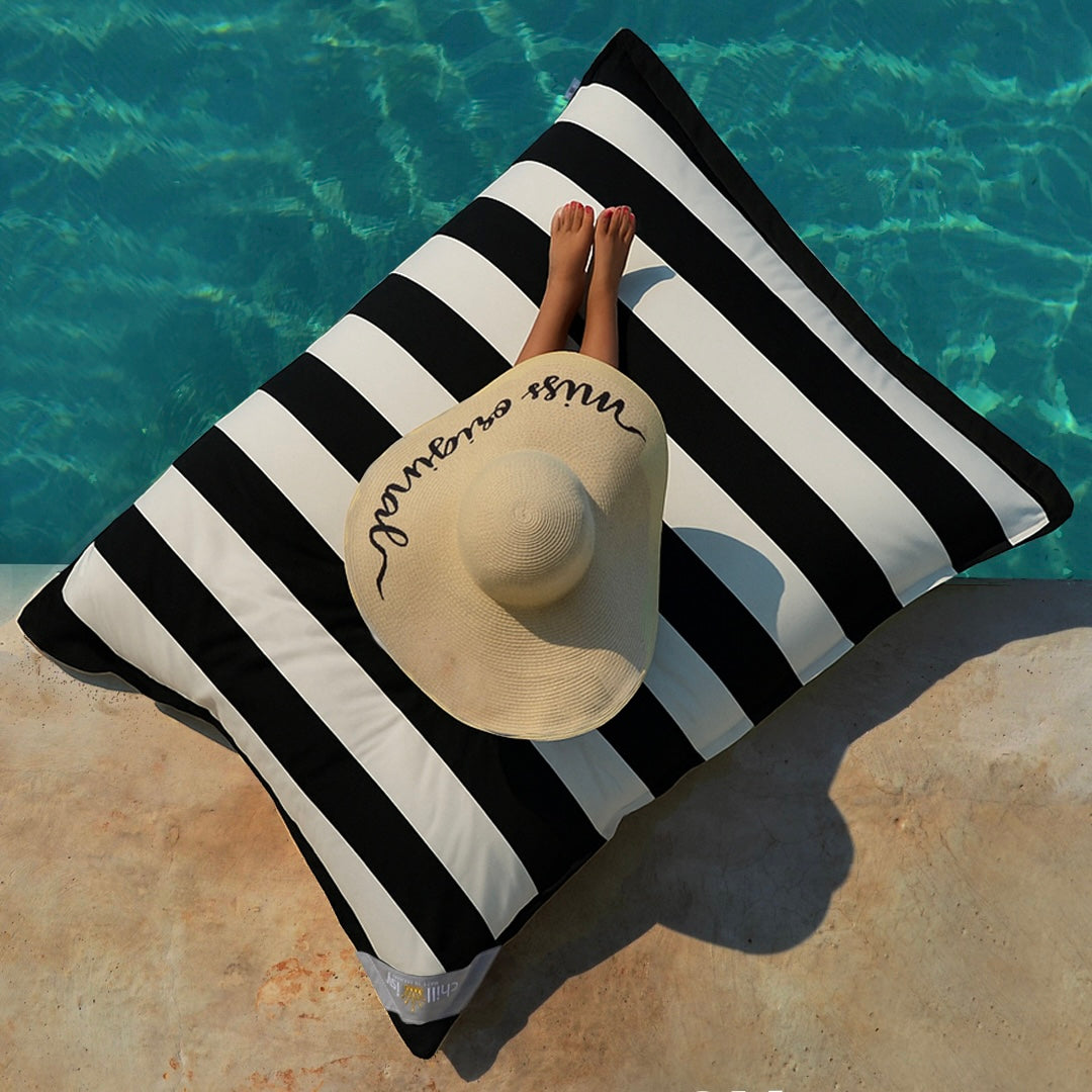 Pool Sitzsack Junior 130x100 cm Schwarz Weiss Blockstreifen von chillisy hergestellt in Deutschland auf dem Pool, Wasser und an Land verwendbar.