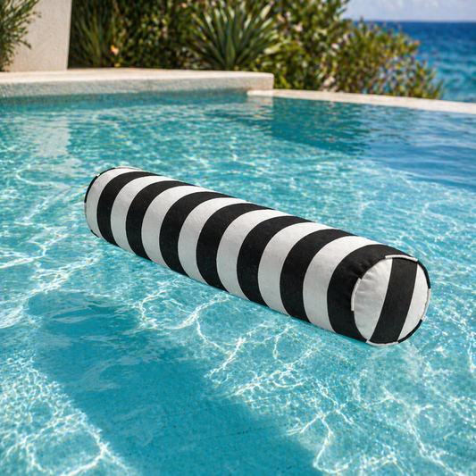 Schwimmnudel XXL Super Maccheroni schwarz weiße Blockstreifen von chillisy wetterfest zur Entspannung im Pool und an Land. Hergestellt in Deutschland.