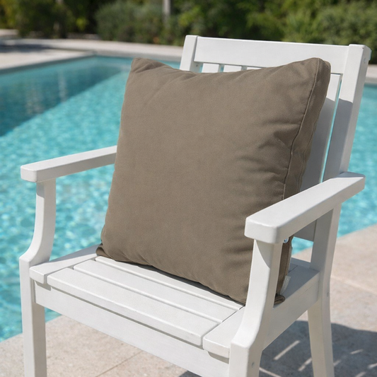 Stegkissen Gartenkissen mit Steg in Taupe auf weissem Gartenstuhl am Pool von chillisy hergestellt in Deutschland