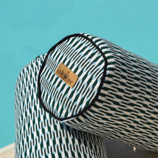 Kissen aus Sunbrella® Marquetry Textil in den Farben aqua blau, tannengrün und weiß. Hergestellt in Deutschland von chillisy.