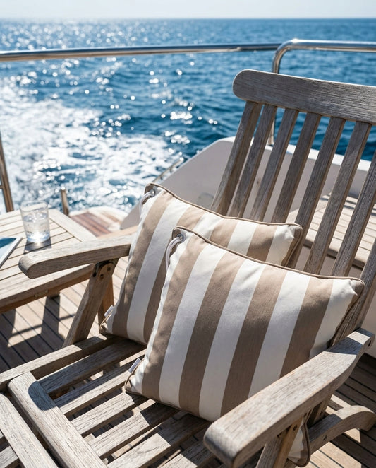 Yachtkissen Beige Weiß gestreift von chillisy hergestellt in Deutschland. it rostfreier EdelstahlÖse und Segeltau auf Holzstuhl.