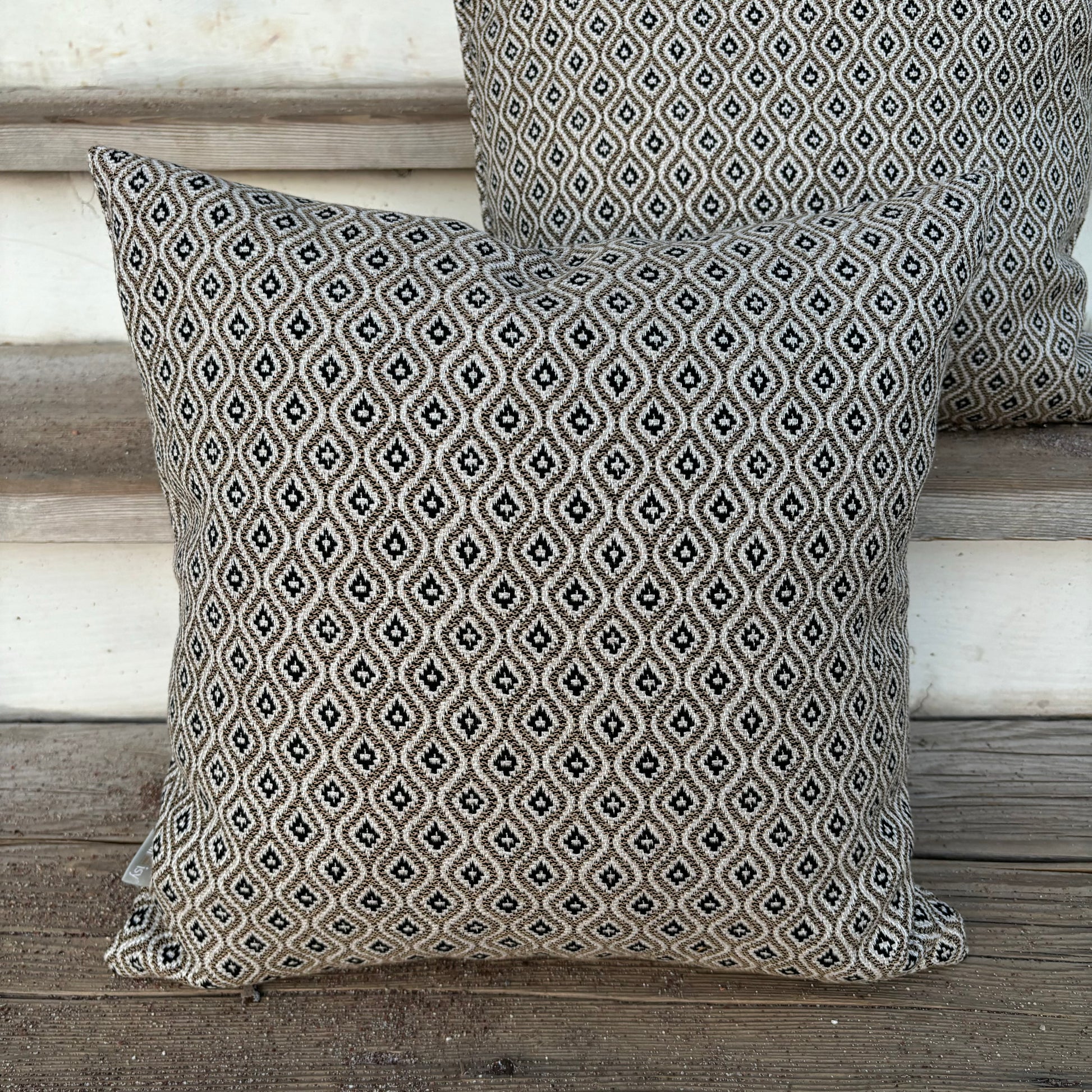 Kissen Sunbrella Komo von chillisy in Naturtönen mit Boho Style Muster in verschiedenen Größen erhältlich. 