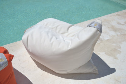 Pool Sitzsack  Mallorca Junior, Farbe: Weiß, Größe: 130x100 cm, schwimmt auf dem Wasser . Sitzsack für das Wasser und an Land. Hergestellt von chillisy in Deutschland.
