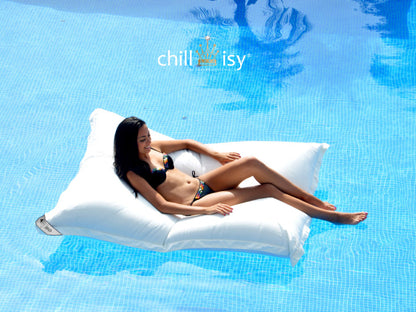 Wasserdichtes Luxus Poolkissen, Pool Sitzsack in weiss von chillisy im Pool treibend mit Frau im schwarzen Bikini darauf liegend.