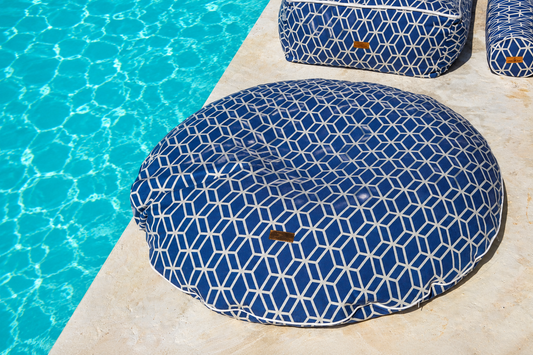 Badeinsel Crystal Gold mit geographischem Muster in der Farbe Ocean Blue- von chillisy hergestellt in Deutschland.