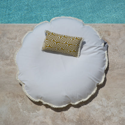 chillisy Piccolino Schwimmkissen Goldfalter Riviera Gold schwimmend auf Luxus Badeinsel am Pool als Kopfkissen im Wasser verwendbar