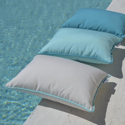 Kissen Outdoor BEACH HOUSE in Canvas, Mint und Türkis in chillisy am Poolrand liegend.