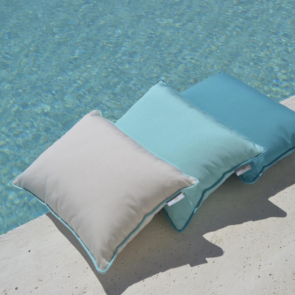Wetterfestes Kissen Set BEACH HOUSE in Canvas, Mint und Türki von chillisy am Poolrand liegend.