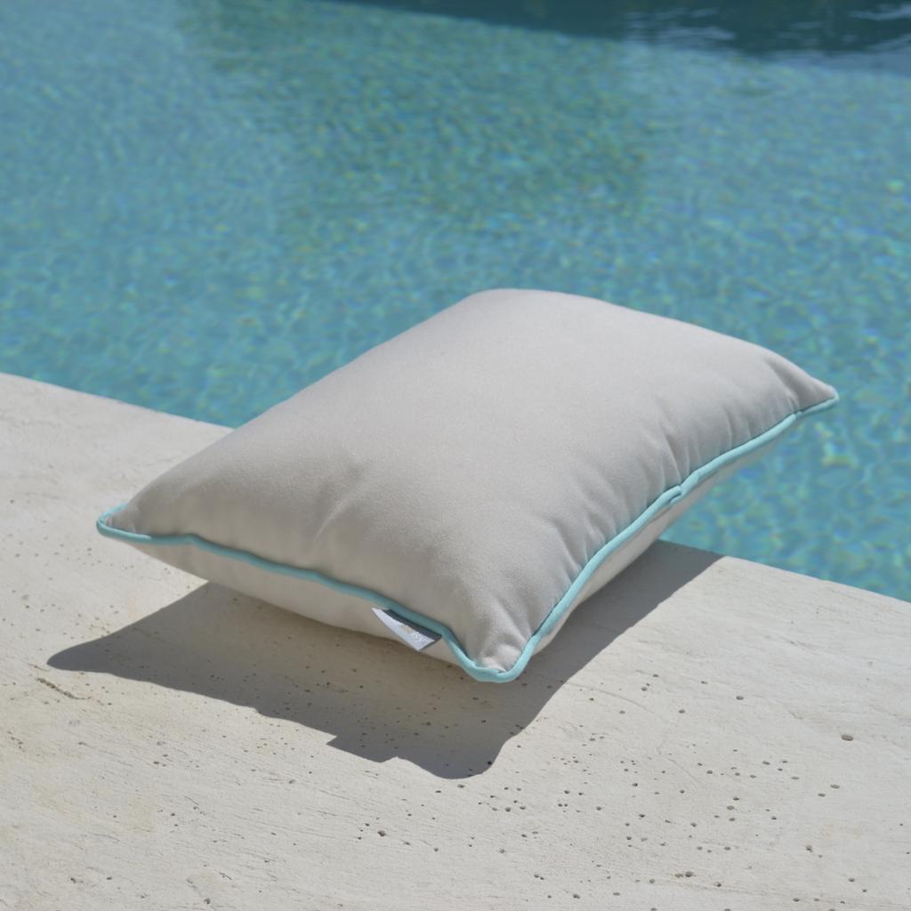 Wetterfestes Kissen BEACH HOUSE in Canvas mit Mint farbenem Rand von chillisy am Poolrand.