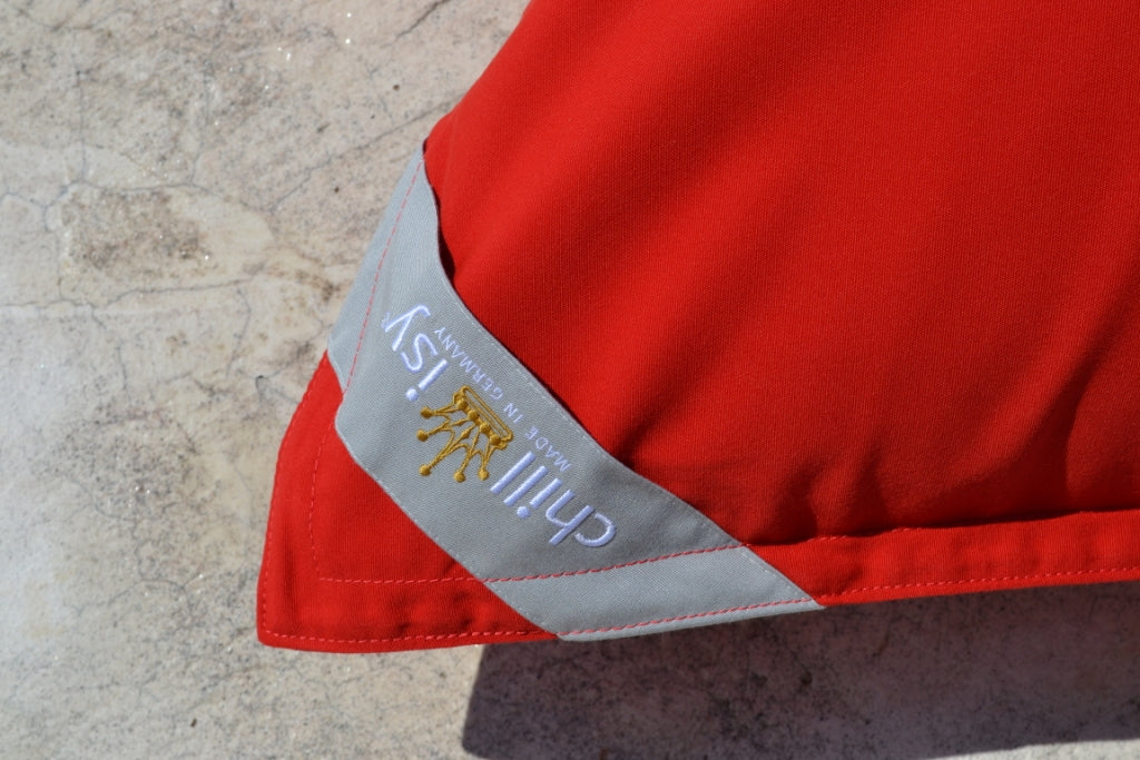 Sitzsack für Outdoor und Indoor, Farbe: Rot. Mit hochwertigem gestickten chillisy Logo mit Krone. Hergestellt in Deutschland von chillisy.