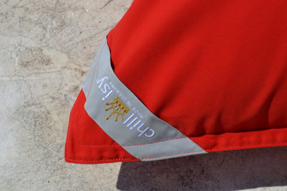 Sitzsack für Outdoor und Indoor, Farbe: Rot. Mit hochwertigem gestickten chillisy Logo mit Krone. Hergestellt in Deutschland von chillisy.