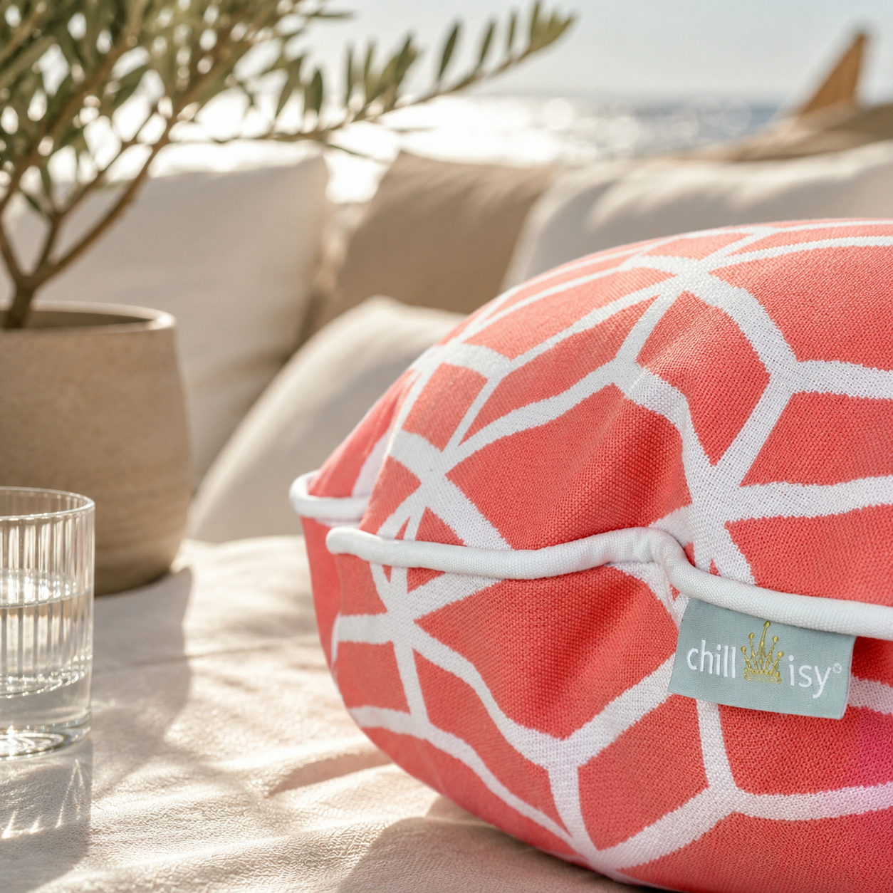 chillisy® Designer Outdoor Kissen Crystal Gold Koralle mit weißem geometrischem Muster und Goldlabel auf einer luxuriösen Sonnenlounge am Pool – genäht in Deutschland