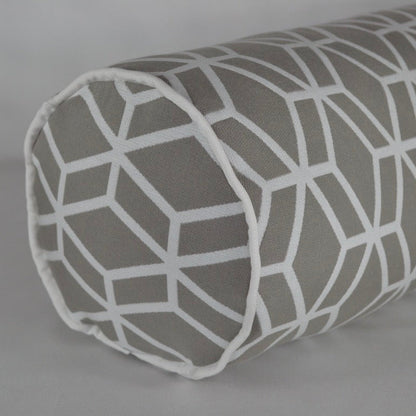 Designer-Nackenrolle Crystal Gold von chillisy® in Hellgrau mit weißem geometrischem Muster und weißem Keder.