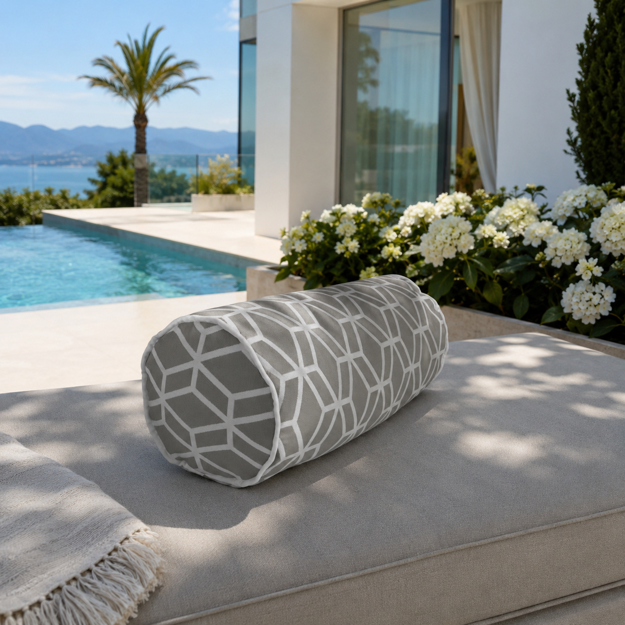 chillisy® Designer-Nackenrolle Crystal Gold Hellgrau mit weißem geometrischem Muster auf einer luxuriösen Outdoor-Lounge am Pool – Premium Nackenkissen für Garten und Terrasse, genäht in Deutschland