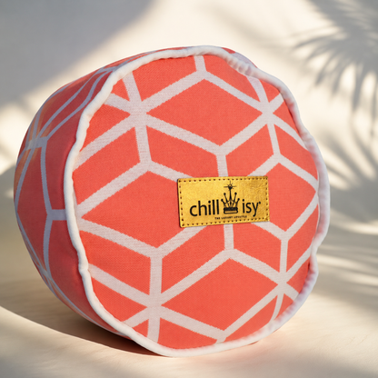 Detailansicht der korallenfarbenen Designer-Nackenrolle Crystal Gold von chillisy® mit weißem geometrischem Muster, weißem Keder und Goldlabel.