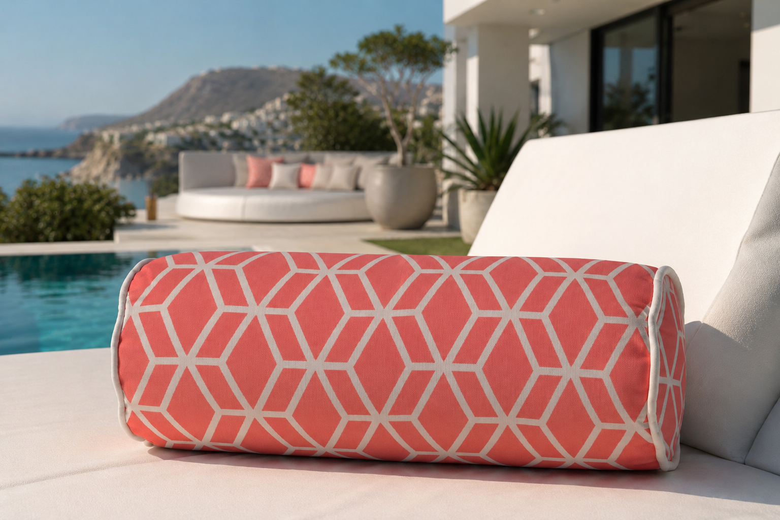 Korallenfarbene Designer-Nackenrolle Crystal Gold von chillisy® auf einer exklusiven Poolliege mit Blick auf den Infinity-Pool und das Meer.