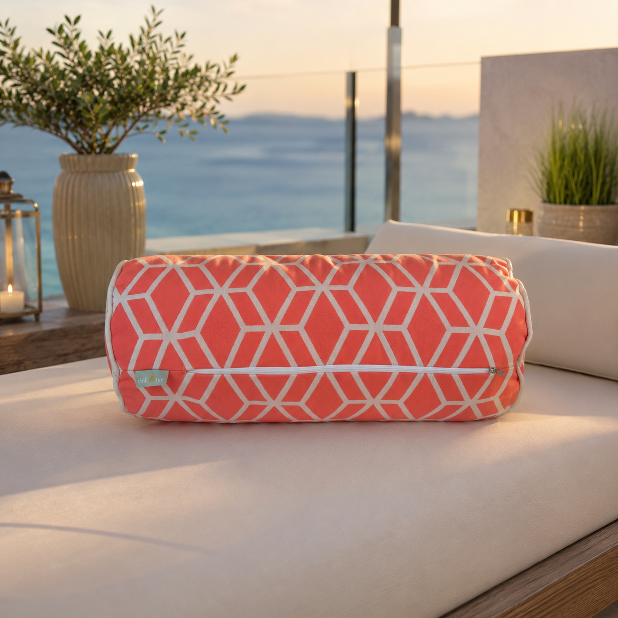 Korallenfarbene Designer-Nackenrolle Crystal Gold von chillisy® mit weißem geometrischem Muster auf einer exklusiven Pool-Lounge.