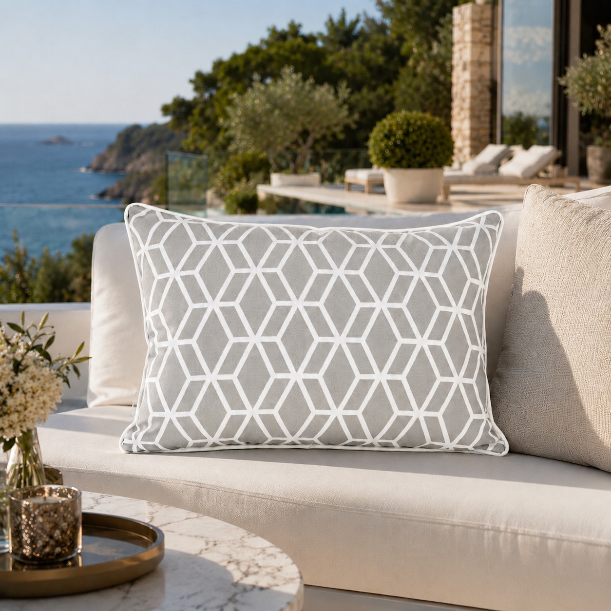 chillisy® Designer Outdoor-Kissen Crystal Gold Hellgrau mit weißem geometrischem Muster auf einer luxuriösen Lounge mit Meerblick – Premium Gartenkissen, genäht in Deutschland