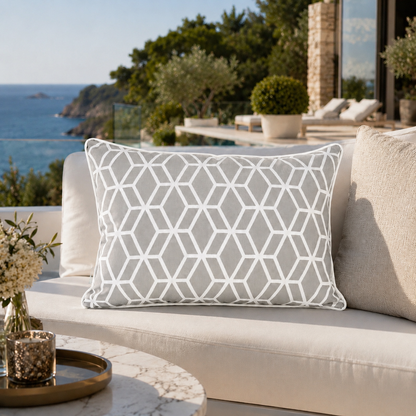 chillisy® Designer Outdoor-Kissen Crystal Gold Hellgrau mit weißem geometrischem Muster auf einer luxuriösen Lounge mit Meerblick – Premium Gartenkissen, genäht in Deutschland