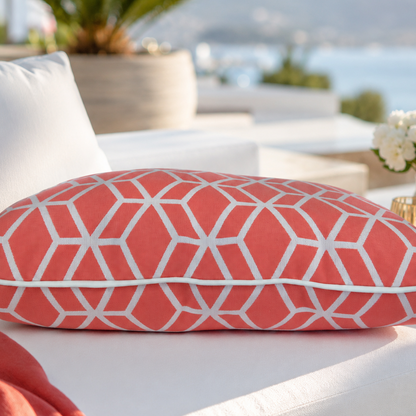 chillisy® Designer Outdoor Kissen Crystal Gold Koralle mit weißem geometrischem Muster auf luxuriöser Pool-Lounge – Premium Gartenkissen, genäht in Deutschland