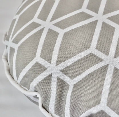 Detailansicht des Designer-Rundkissens Crystal Gold von chillisy® in Hellgrau mit weißem geometrischem Muster und hochwertiger Stoffstruktur.