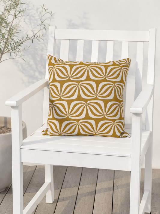 Outdoor Kissen Goldfalter Riviera in Senfgelb Gold mit weißem Muschelmuster und weißem Keder Wetterfest hergestellt von chillisy hergesellt in Deutschland. Dargestellt auf weißem Gartenstuhl.