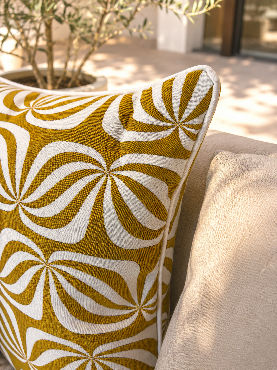 Outdoor Kissen Goldfalter Riviera in Senfgelb Gold mit weißem Muschelmuster und weißem Keder Wetterfest hergestellt von chillisy hergesellt in Deutschland. Detailaufnahme. 