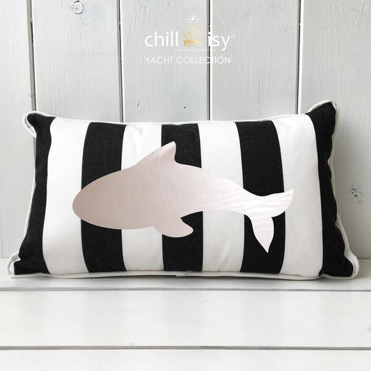 Gartenkissen Wal in Schwarz/Weiß gestreift mit silbernem Wal Druck, wetterfest, hergestellt von chillisy in Deutschland.