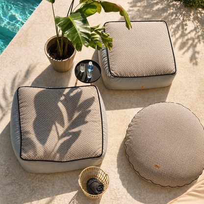 Outdoor Lounge Set Komo Raffia Sunbrella von chillisy hergestellt in Deutschland. Bestehend aus Lounger, Pouf und Inselkissen. Absolutes High-End Textil aus dem Hause Sunbrella , verarbeitet vom High End Hersteller chillisy in Deutschland. Absolut witterungsbeständig, UV-Licht beständig, wasser- und schmutzabweisend, atmungsaktiv. Innenleben und Füllung - Made in Germany.