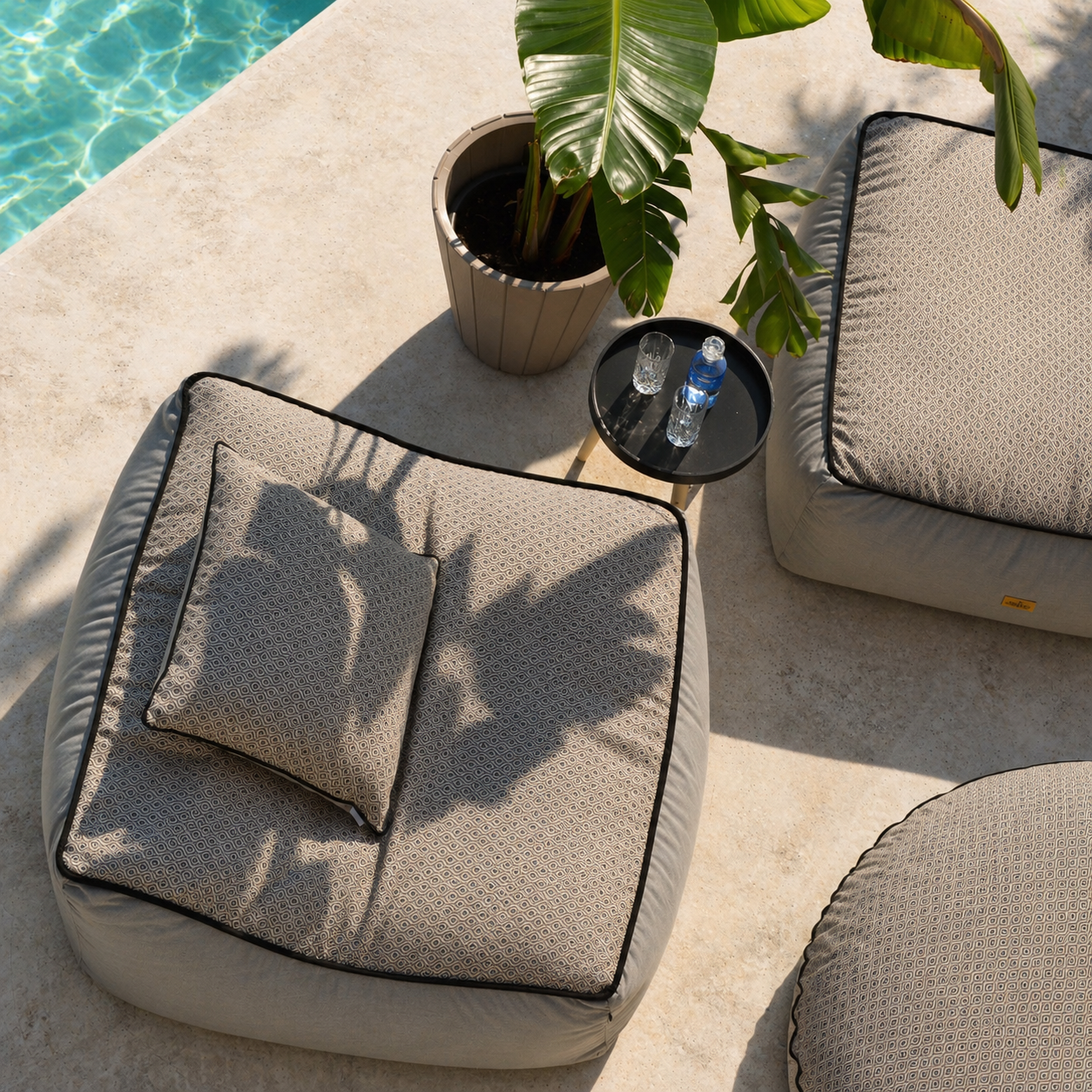 Outdoor Lounge Komo Raffia Sunbrella von chillisy hergestellt in Deutschland. Absolutes High-End Textil aus dem Hause Sunbrella , verarbeitet vom High End Hersteller chillisy zu Outdoor Lounge Chair, Pouf Hocker, Inselkissen und Kissen. Absolut witterungsbeständig, UV-Licht beständig, wasser- und schmutzabweisend, atmungsaktiv. Innenleben und Füllung - Made in Germany.