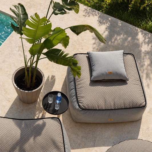Outdoor Lounge Komo Raffia Sunbrella von chillisy hergestellt in Deutschland. Absolutes High-End Textil aus dem Hause Sunbrella , verarbeitet vom High End Hersteller chillisy zu Outdoor Lounge Chair, Pouf Hocker, Inselkissen und Kissen. Absolut witterungsbeständig, UV-Licht beständig, wasser- und schmutzabweisend, atmungsaktiv. Innenleben und Füllung - Made in Germany.