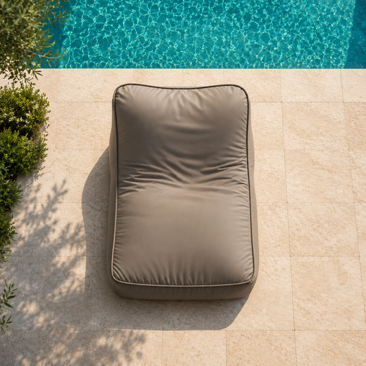 chillisy Outdoor Daybed Chill Easy Lounge in Düne aus der Vogelperspektive am Pool