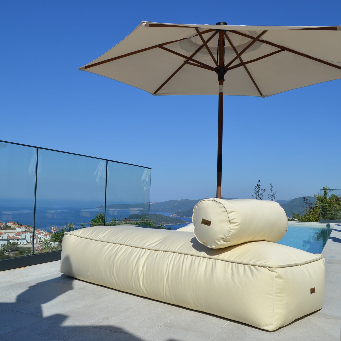 Luxuriöses chillisy® Outdoor-Daybed in Creme "Canvas" mit passender Nackenrolle für Garten, Terrasse und Pool – handgefertigt in Deutschland