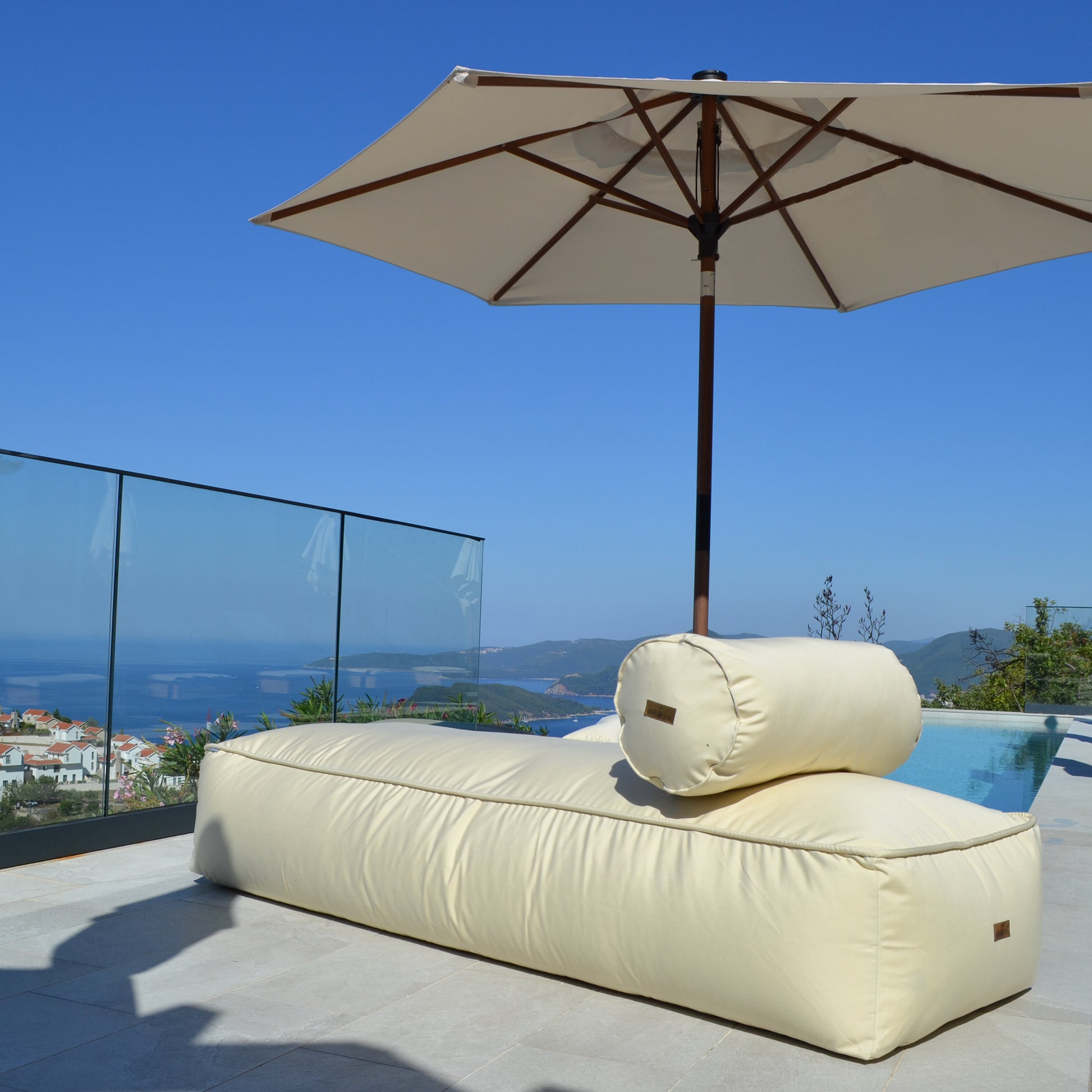 Luxuriöses chillisy® Outdoor-Daybed in Creme "Canvas" mit passender Nackenrolle für Garten, Terrasse und Pool – handgefertigt in Deutschland