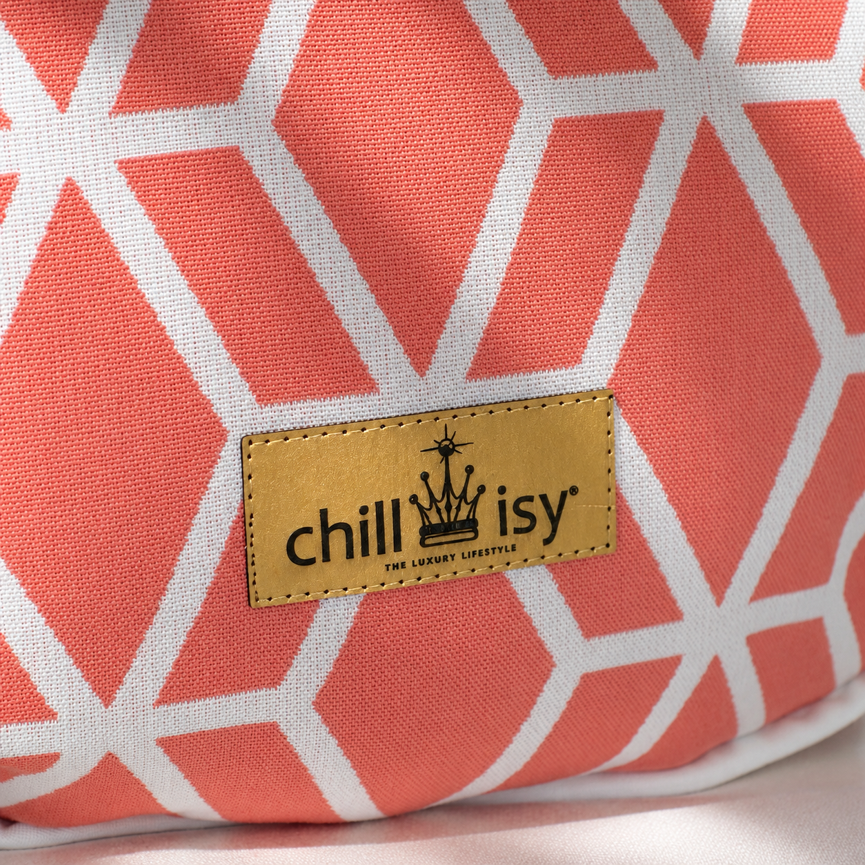 Details Outdoor Kissen chillisy mit hochwertigen Goldlabel aufgenäht.