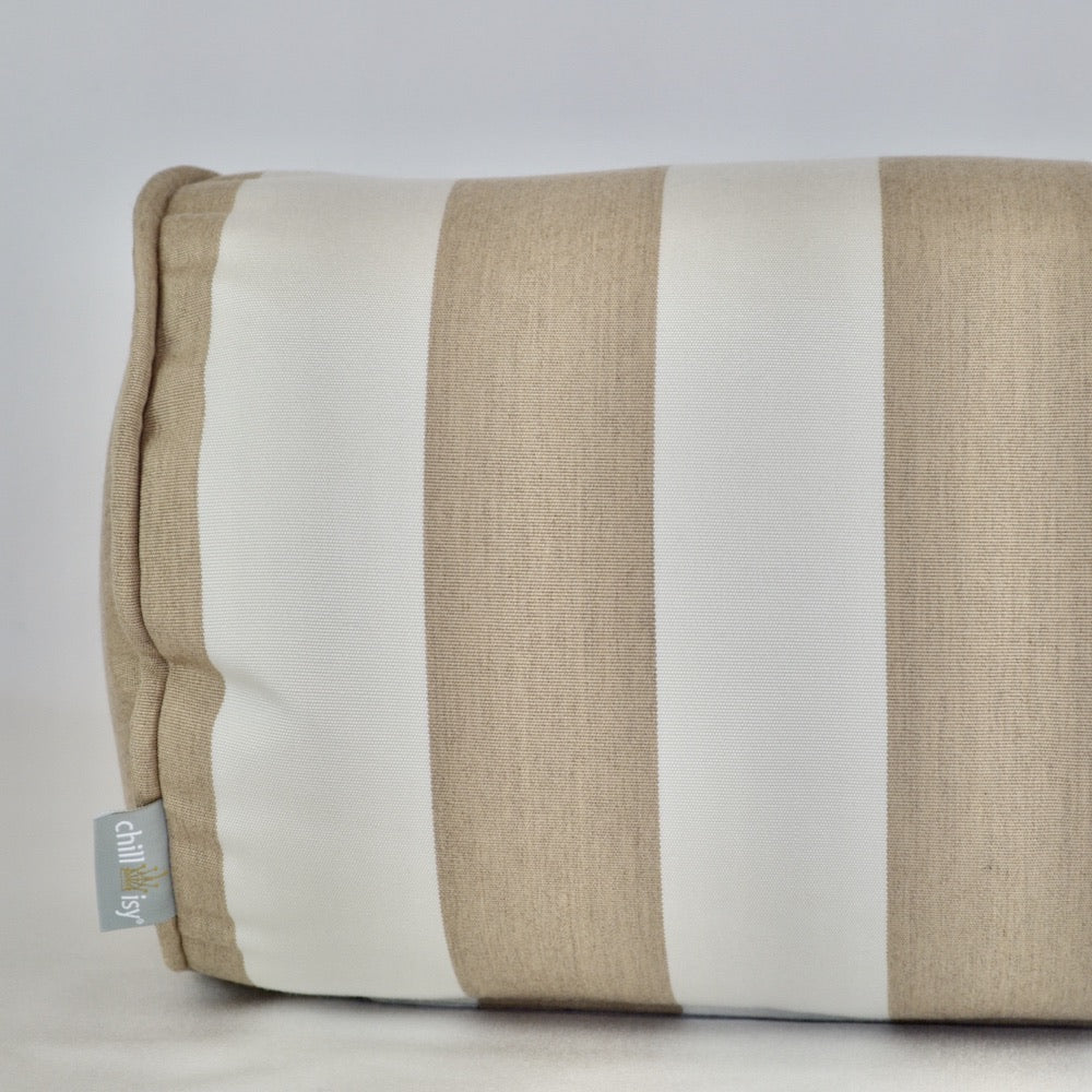 Detailaufnahme einer runden chillisy® Outdoor-Nackenrolle in Beige und Weiß mit breiten Blockstreifen, weißem Keder und dezentem Goldlabel. Hochwertiges Designerkissen für Garten, Terrasse, Lounge oder Poolbereich – Made in Germany.