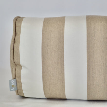 Detailaufnahme einer runden chillisy® Outdoor-Nackenrolle in Beige und Weiß mit breiten Blockstreifen, weißem Keder und dezentem Goldlabel. Hochwertiges Designerkissen für Garten, Terrasse, Lounge oder Poolbereich – Made in Germany.