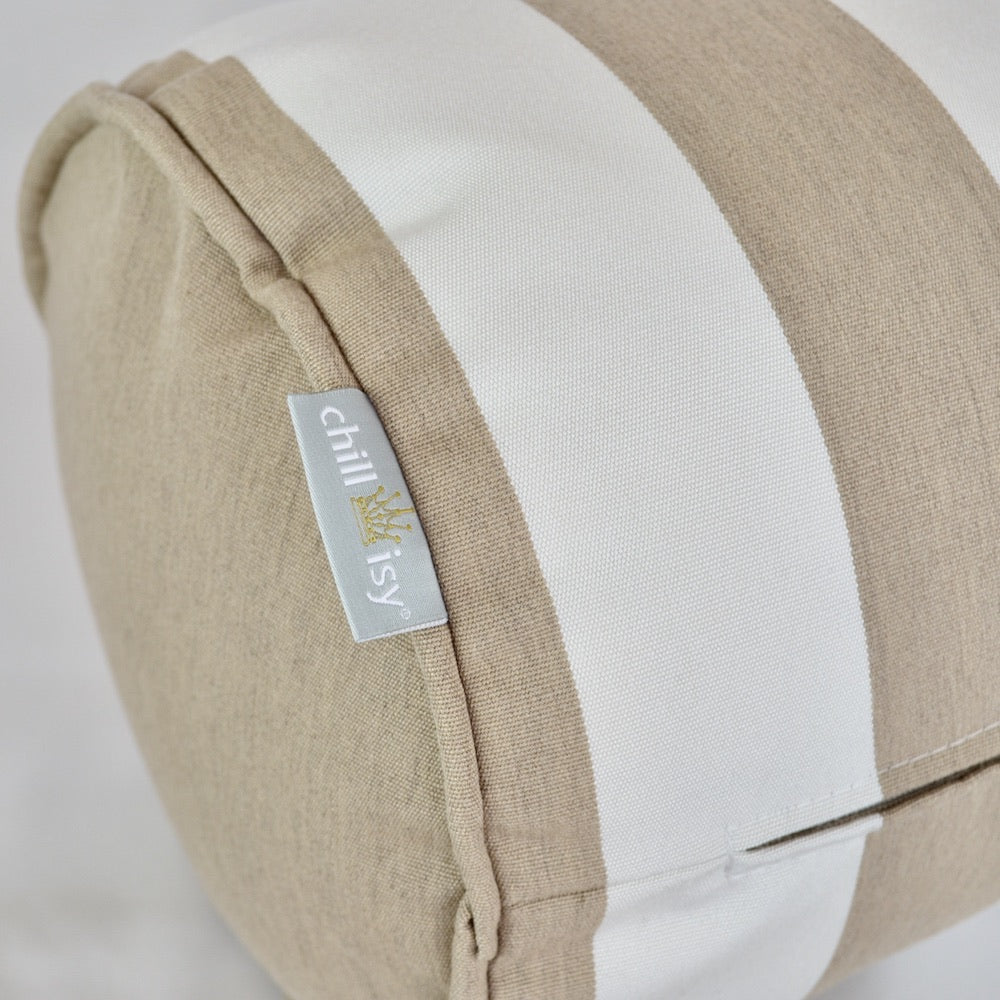 Detailaufnahme einer runden chillisy® Outdoor-Nackenrolle in Beige und Weiß mit breiten Blockstreifen, weißem Keder und dezentem Goldlabel. Hochwertiges Designerkissen für Garten, Terrasse, Lounge oder Poolbereich – Made in Germany.