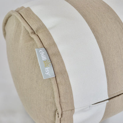 Detailaufnahme einer runden chillisy® Outdoor-Nackenrolle in Beige und Weiß mit breiten Blockstreifen, weißem Keder und dezentem Goldlabel. Hochwertiges Designerkissen für Garten, Terrasse, Lounge oder Poolbereich – Made in Germany.