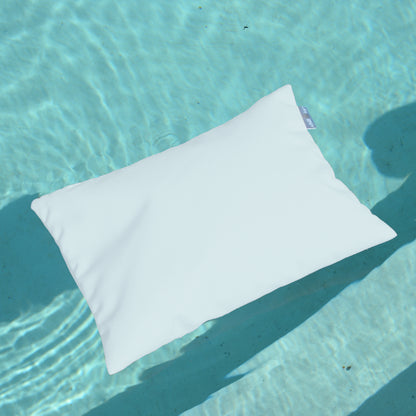 chillisy PICCOLINO Schwimmkissen und Reisekissen 30x40 cm in Weiß schwimmend im Pool – ultraleichtes Outdoor Kissen für Pool, Strand und Reise, hergestellt in Deutschland.