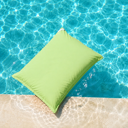 chillisy® Premium Poolkissen in Hellgrün Lindgrün auf kristallklarem Poolwasser – schwimmendes Outdoor-Kissen für Pool, Garten und Terrasse, genäht in Deutschland