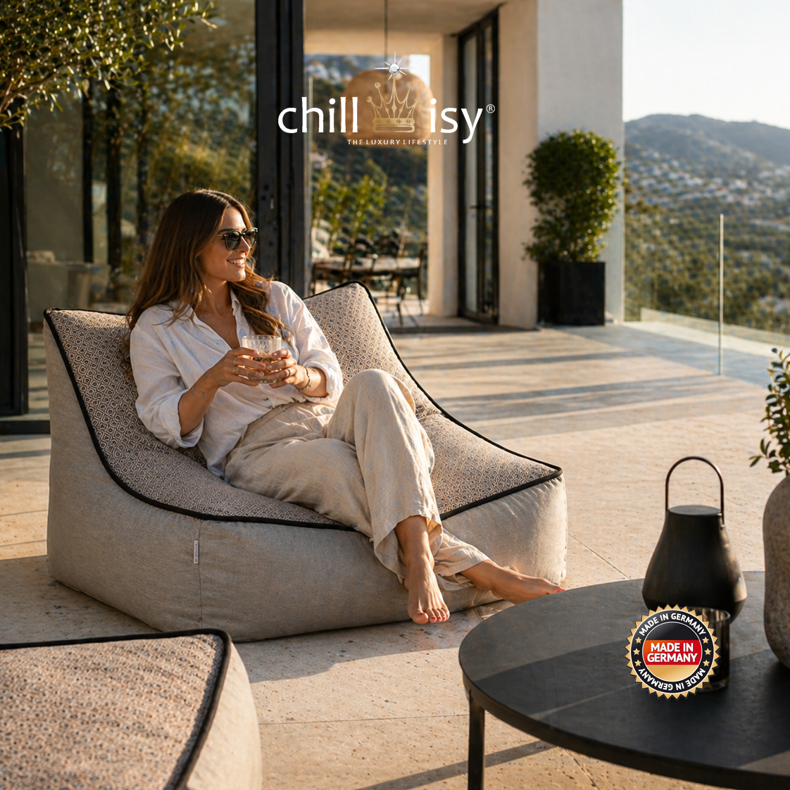 Outdoor Lounge Komo Raffia Sunbrella von chillisy hergestellt in Deutschland. Absolutes High-End Textil aus dem Hause Sunbrella , verarbeitet vom High End Hersteller chillisy zu Outdoor Lounge Chair, Pouf Hocker, Inselkissen und Kissen. Absolut witterungsbeständig, UV-Licht beständig, wasser- und schmutzabweisend, atmungsaktiv. Innenleben und Füllung - Made in Germany. Dargestellt am Pool.