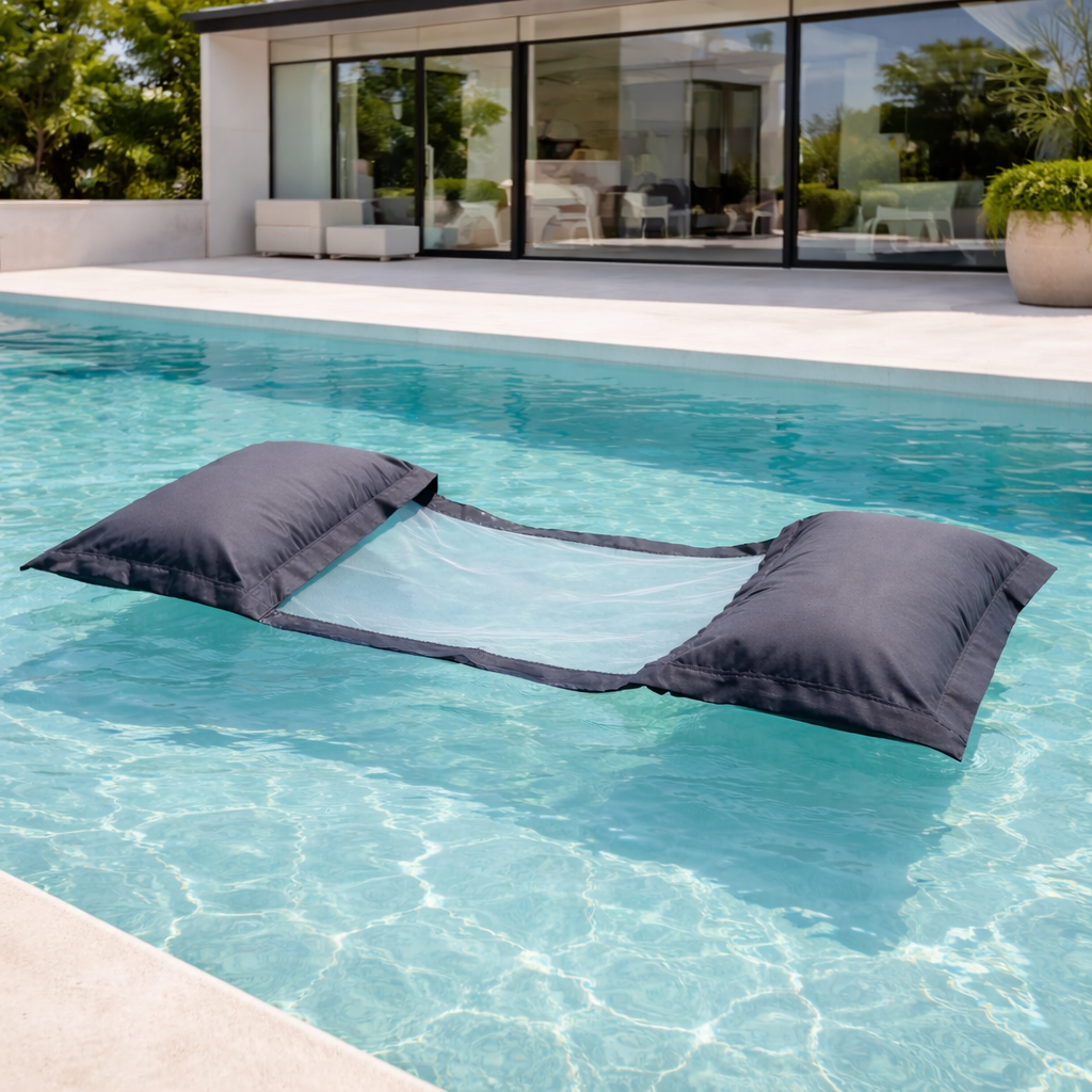 Luxus Wasserhängematte in anthrazit von chillisy schwimmt im Pool vor moderner Villa – Premium Poolhängematte für Sommer, Pool und Meer