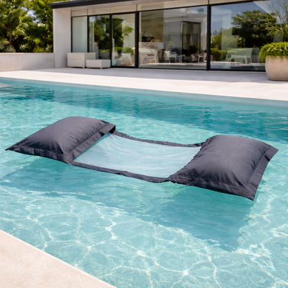 Luxus Wasserhängematte in anthrazit von chillisy schwimmt im Pool vor moderner Villa – Premium Poolhängematte für Sommer, Pool und Meer