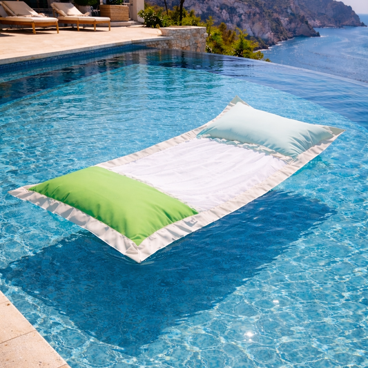 Luxus Wasserhängematte Ibiza in Grün, Aqua Blau und Mint schwimmend im Pool mit Meerblick – chillisy Premium Pool Hängematte für Pool, See und Meer.