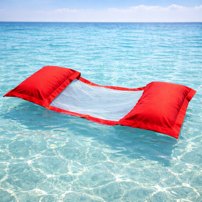 Luxus Wasserhängematte in rot von chillisy schwimmt im türkisen Meer  – Premium Poolhängematte für Sommer, Pool und Meer